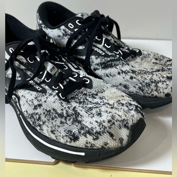 Brooks Size 12 Adrenaline GTS 23 Lightweight Zebra Black White Running Shoe - Picture 3 of 13